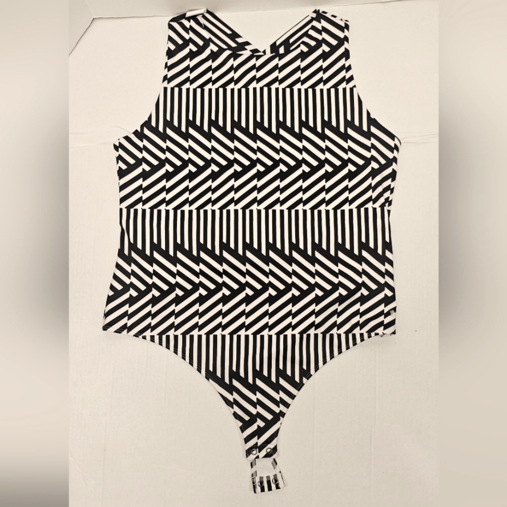 [EXPRESS] Geometric BodyContour High Neck Compression Strappy Back Bodysuit 《XL》 - Picture 8 of 15